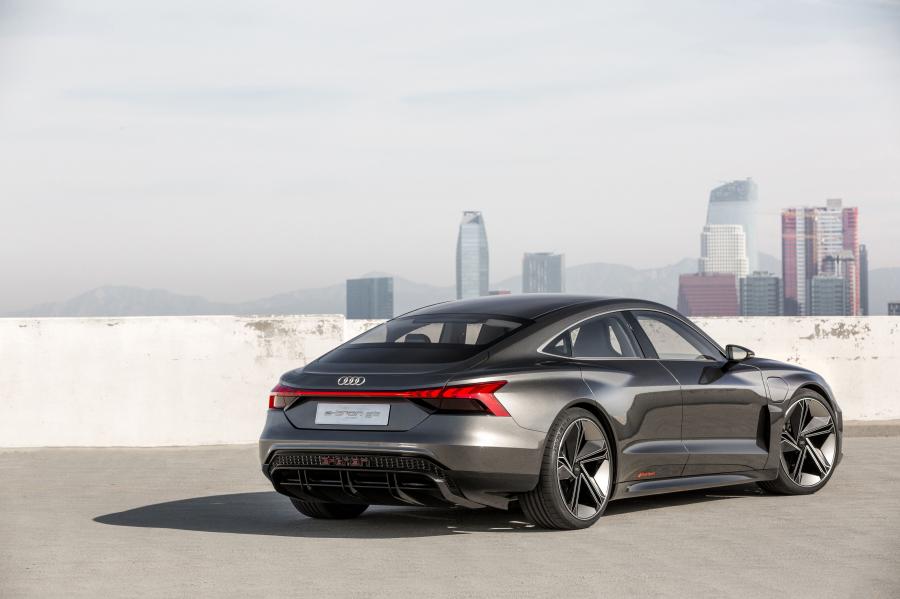  Audi e-tron GT Concept 2018 года  (фото 18 из 69)